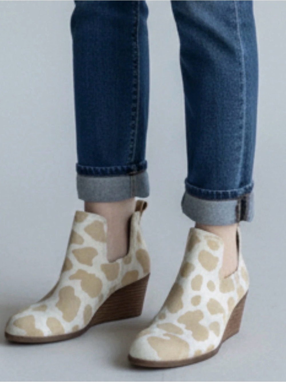 Toms Kallie Women's Wedge Ankle Booties Doe Cow Printed Suede Size 6